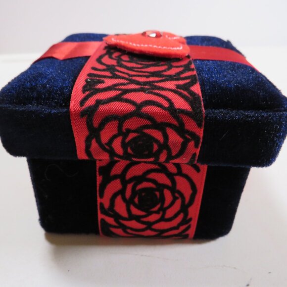 Navy & Red Velvet fabric covered box Great for Valentine's Gifts - Picture 5 of 8